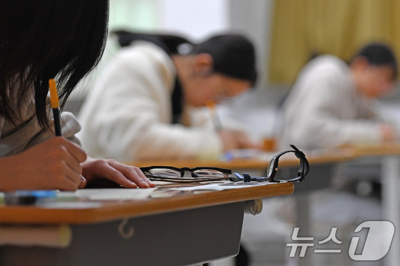 본문 이미지 - 2025학년도 대학수학능력시험일인 14일 오전 경북도교육청 80지구 제11시험장인 포항시 남구 영일고등학교에서 수험생들이 1교시 답안지 작성을 하고 있다. 2024.11.14/뉴스1 ⓒ News1 최창호 기자
