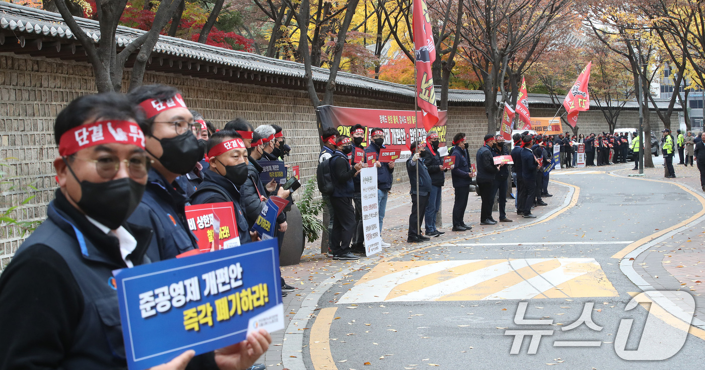 (서울=뉴스1) 임세영 기자 = 전국자동차노동조합연맹 서울시버스노동조합 관계자들이 14일 오전 서울시의회 의원회관 앞에서 버스 준공영제 개편안 즉각 폐지를 촉구하는 침묵시위에 나서 …