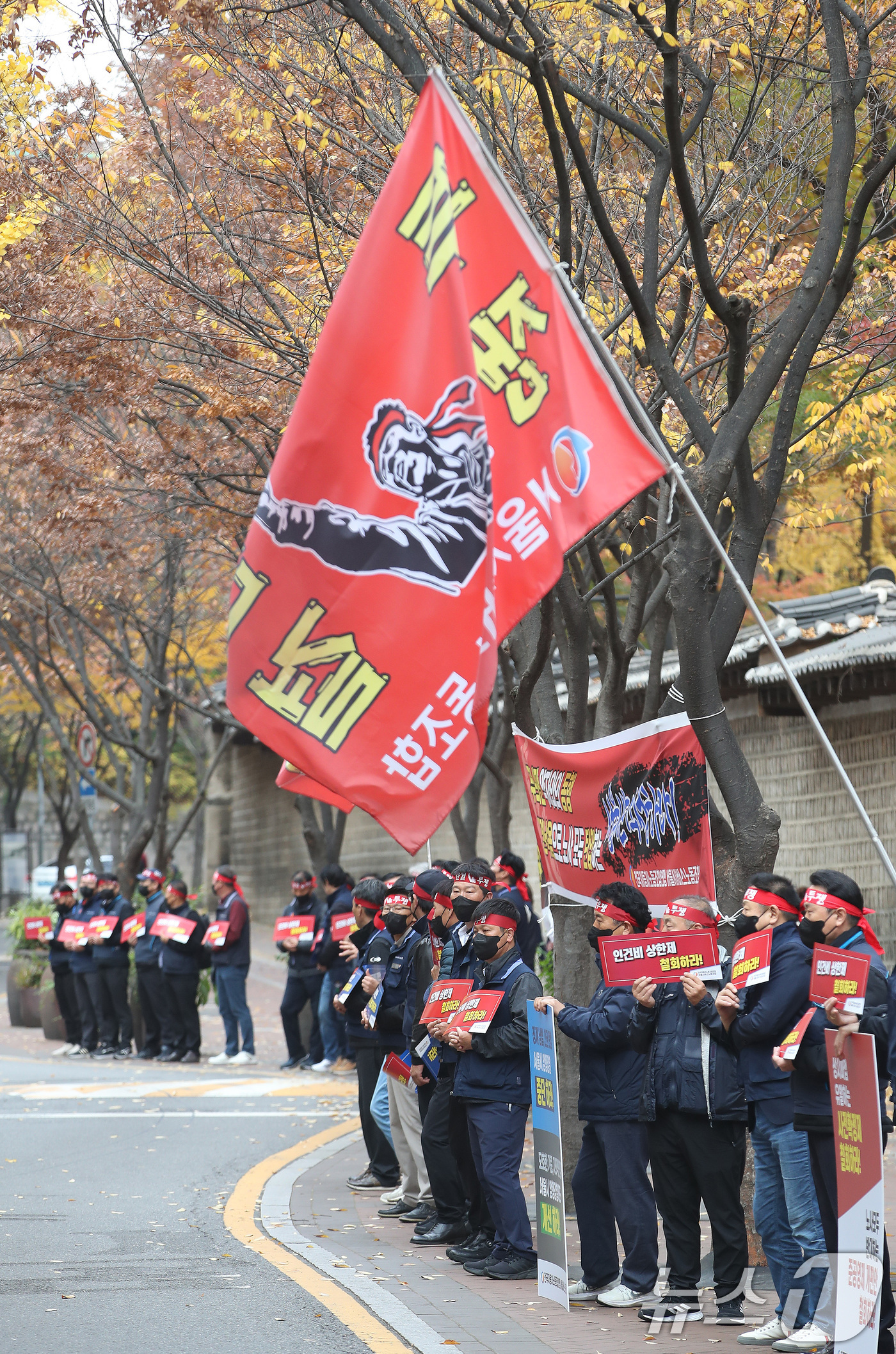 (서울=뉴스1) 임세영 기자 = 전국자동차노동조합연맹 서울시버스노동조합 관계자들이 14일 오전 서울시의회 의원회관 앞에서 버스 준공영제 개편안 즉각 폐지를 촉구하는 침묵시위에 나서 …