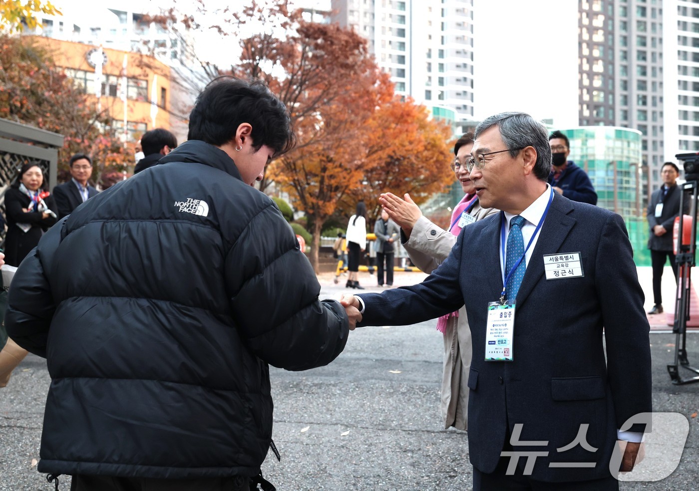 (서울=뉴스1) = 정근식 서울시교육감이 14일 서울 서초구 반포고등학교 앞에서 2025학년도 대학수학능력시험을 치르는 수험생을 응원하고 있다. (서울시교육청 제공) 2024.11 …