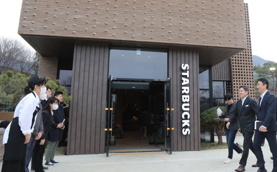 본문 이미지 - 정용진 신세계그룹 회장이 '스타벅스 더북한산점'을 직접 방문해 현장을 점검했다.(신세계그룹 제공)