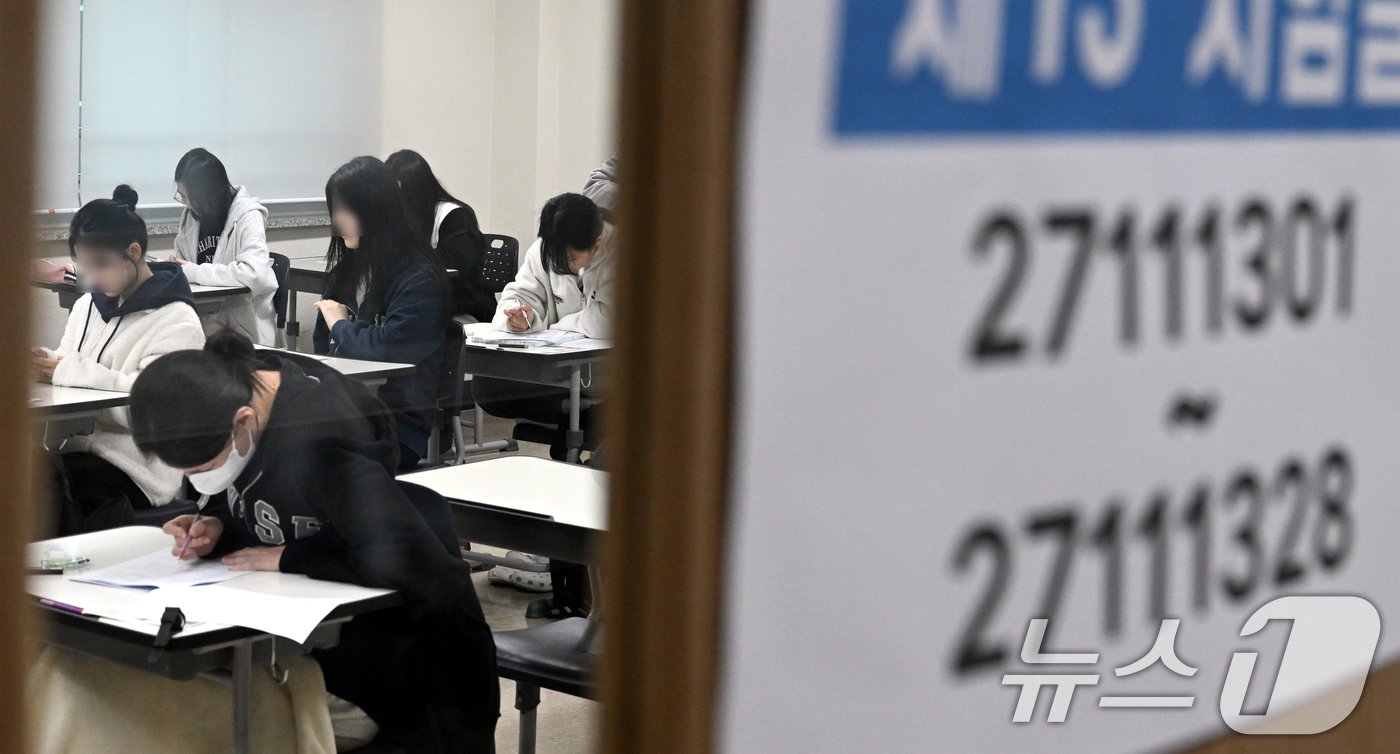 본문 이미지 - 2025학년도 대학수학능력시험일인 14일 오전 대전시교육청 27지구 제111시험장인 대전 만년고등학교에서 수험생들이 수능 시작 전 막바지 공부를 하고 있다. (사진공동취재단) 2024.11.14/뉴스1 ⓒ News1 김기태 기자
