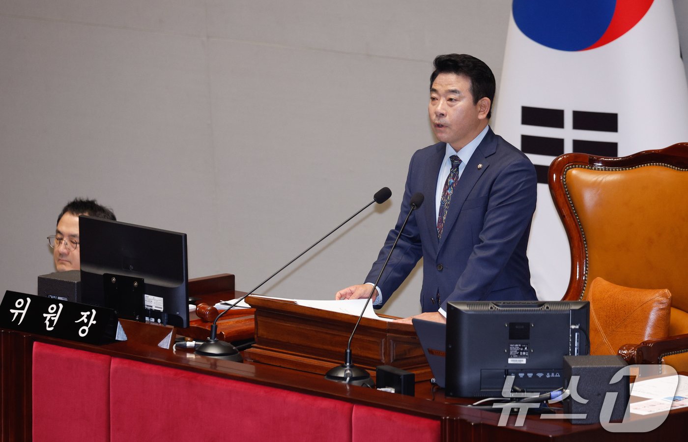 박정 국회 예산결산위원장이 14일 서울 여의도 국회에서 열린 예결위 제418회국회&#40;정기회&#41; 제12차 전체회의에서 수능 수험생들을 응원하고 있다. 2024.11.14/뉴스1 ⓒ News1 안은나 기자