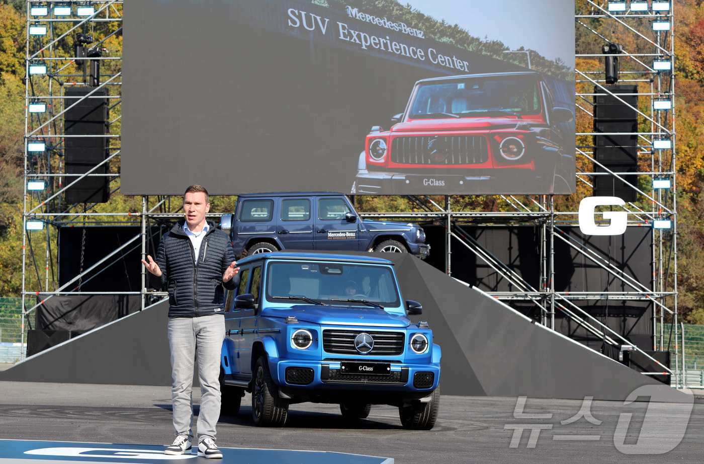 본문 이미지 - 13일 경기 용인시 스피드웨이에서 G580을 소개 중인 마티아스 바이틀 벤츠 코리아 대표.(벤츠 제공)