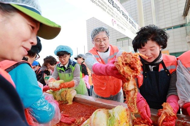 용인시청서 자원봉사자 '김장대첩'…10.7톤 담가