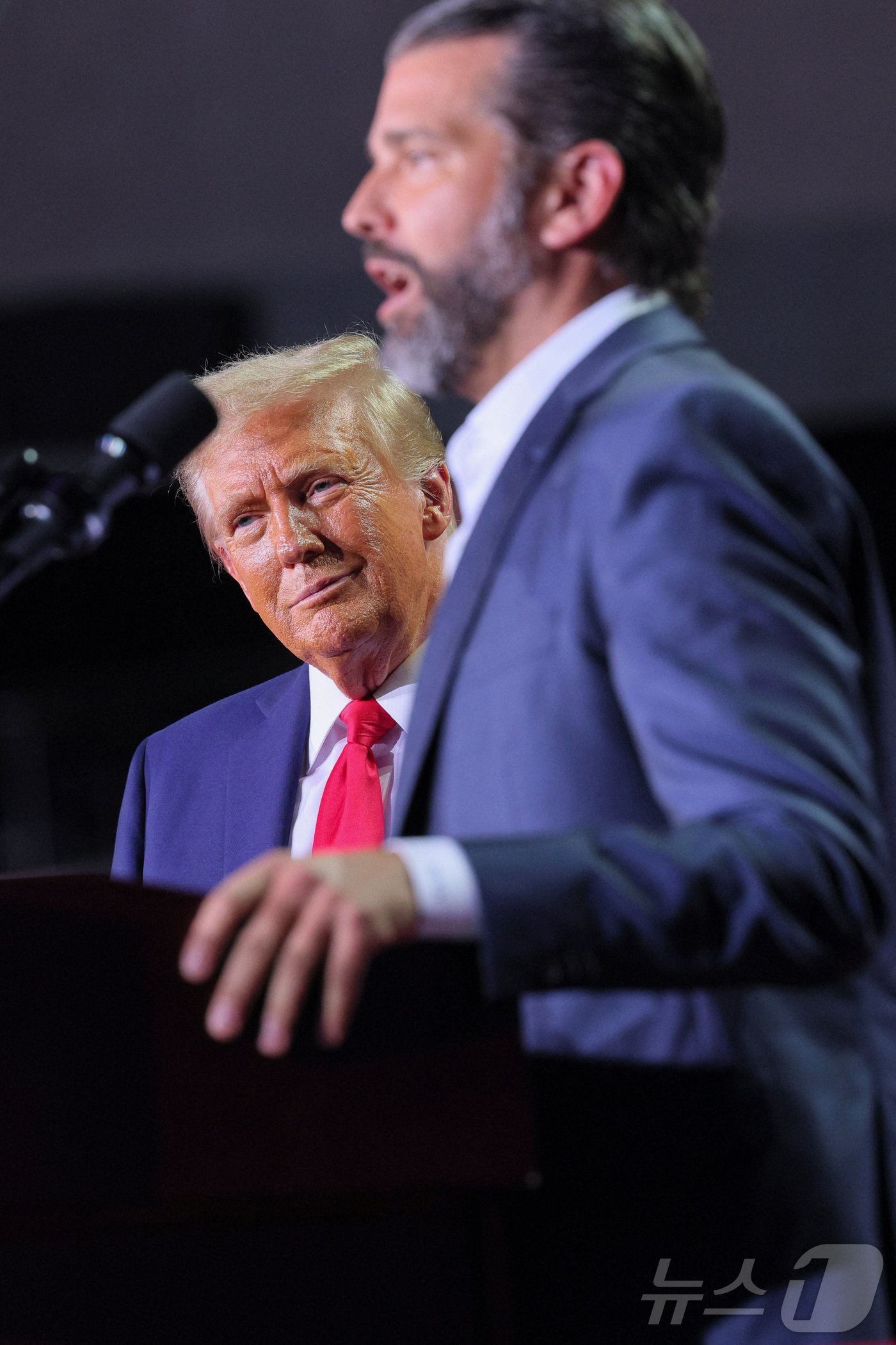 본문 이미지 - 지난 5일&#40;현지시간&#41; 도널드 트럼프 당선인이 당시 마지막 미시간주 유세에서 맏아들 도널드 트럼프 주니어의 연설 모습을 지켜보고 있다. ⓒ 로이터=뉴스1 ⓒ News1 류정민 특파원