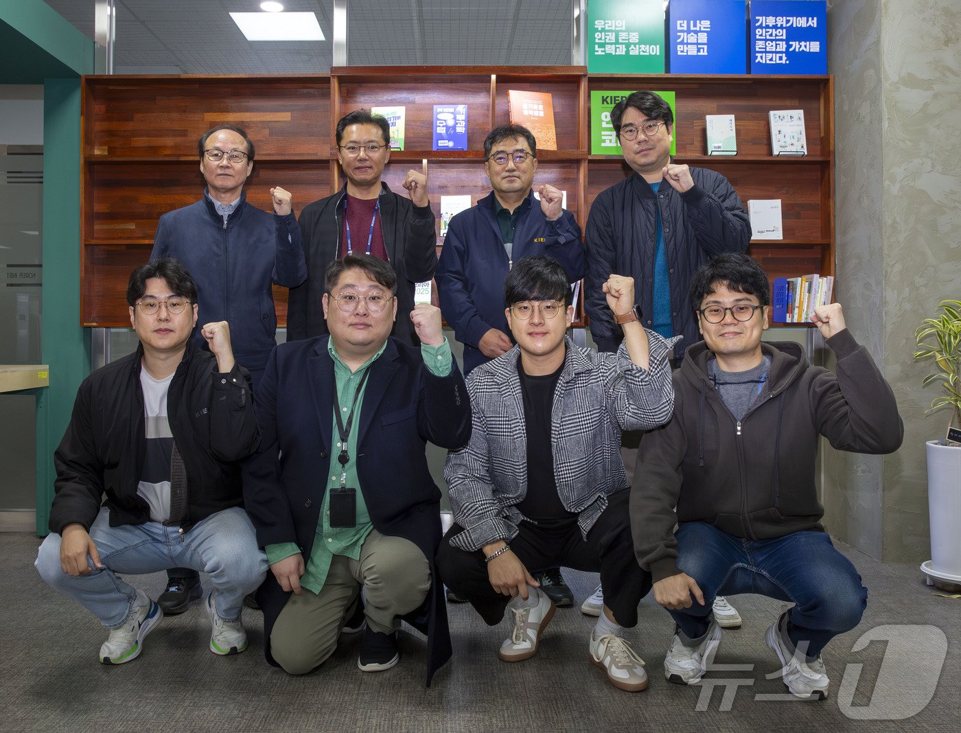 왼쪽 위부터 시계방향으로 한국에너지기술연구원 김용구 전문연구위원, 최종원 박사, 최영찬 박사, 이영주 박사, 송규섭 기술원, 노영훈 학생연구원, 김진성 학생연구원, 박주형 박사. &#40;에너지연 제공&#41;/뉴스1