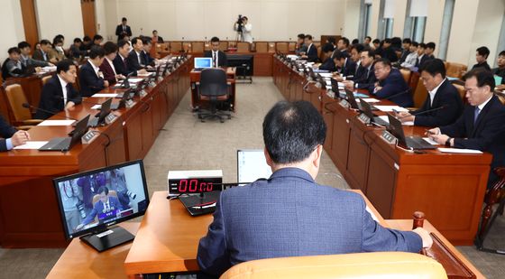 기재위, 정부 예비비 삭감 규모 두고 여야 대립