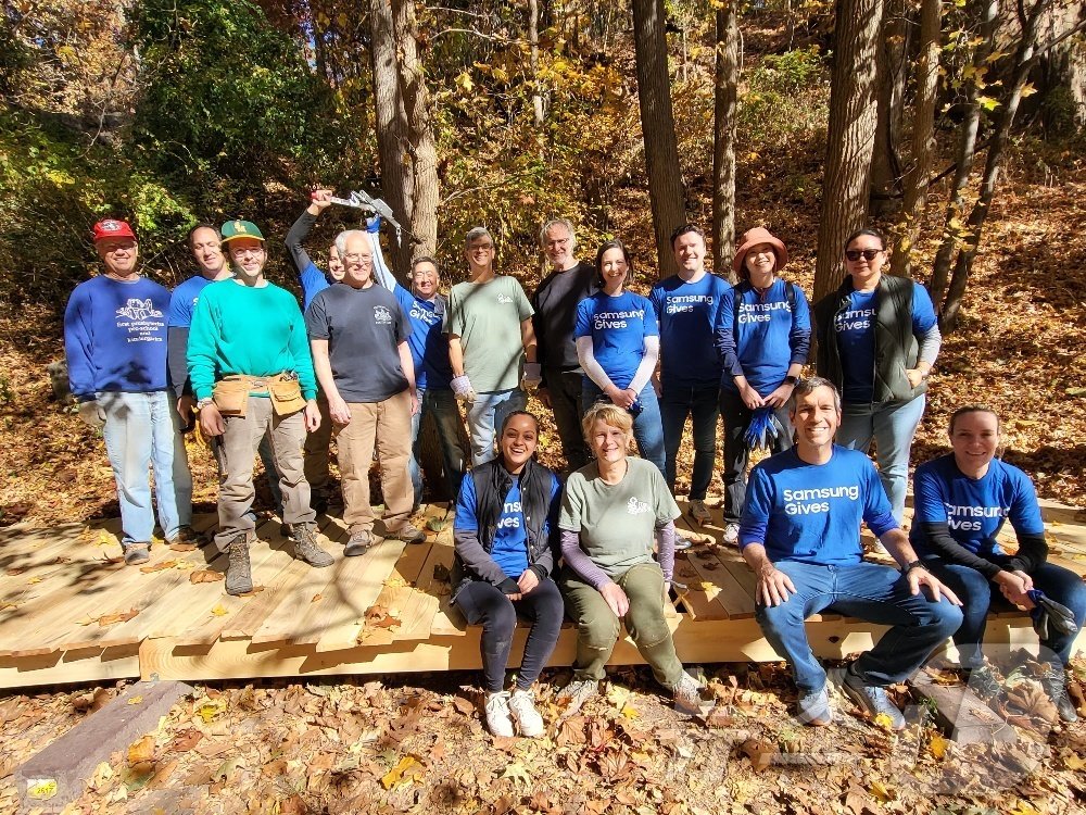 본문 이미지 - 삼성전자 미국법인(SEA) 임직원들이 사업장 인근 지역의 환경 개선을 위한 봉사 활동에 참여했다(삼성전자 제공). ⓒ 뉴스1