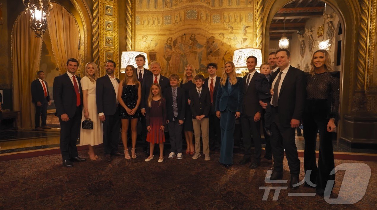 본문 이미지 - 5일(현지시간) 미국 대선 당일 트럼프 가족과 일론 머스크 테슬라 CEO 부부가 함께 기념사진을 찍고 있다.<카이 트럼프 유튜브 캡처>