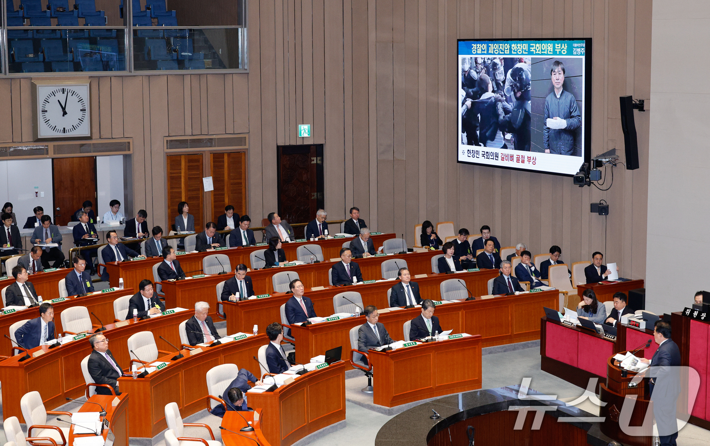 (서울=뉴스1) 안은나 기자 = 김병주 더불어민주당 의원이 14일 서울 여의도 국회에서 열린 예산결산위원회 제418회국회(정기회) 제12차 전체회의에서 한창민 사회민주당 대표 부상 …