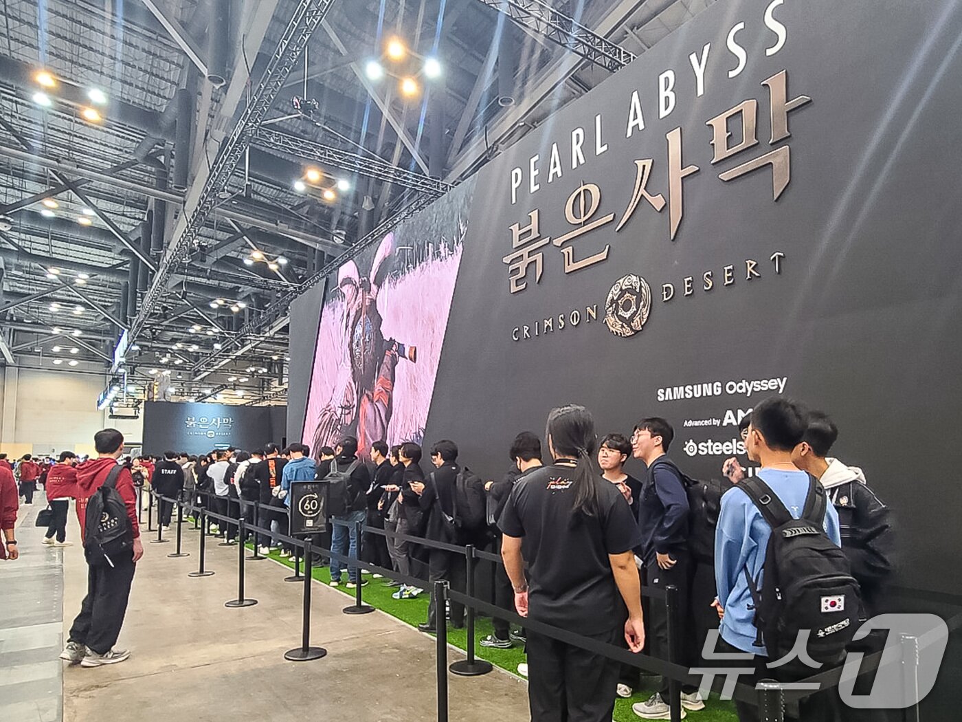 본문 이미지 - 국내 최대 게임전시회인 &#39;지스타&#40;G-STAR&#41; 2024&#39;가 개막한 14일 부산 해운대구 벡스코에서 관람객들이 펄어비스의 신작 &#39;붉은사막&#39; 부스 앞에 줄지어 서 있다. 지스타 2024는 17일까지 열리며 3359개의 부스, 44개국 1375개 국내외 대형 게임사들이 참가한다. 2024.11.14/뉴스1 ⓒ News1 김민석 기자