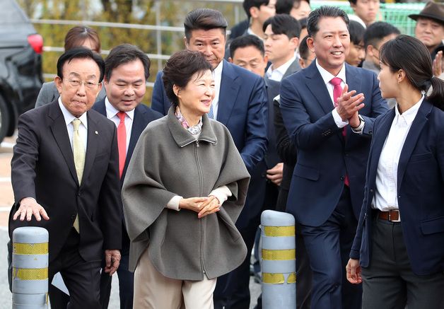 구미서 박정희 탄신 107돌 기념식…박근혜 "뭉치면 못할 것 없어"