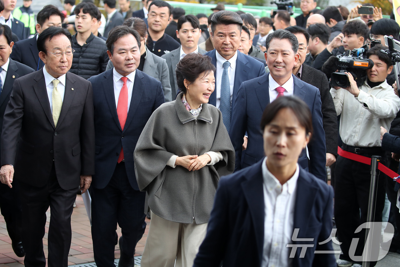 (구미=뉴스1) 공정식 기자 = 박근혜 전 대통령이 14일 경북 구미코에서 열린 '박정희 대통령 탄신 107돌 문화행사'에 참석하기 위해 이동하고 있다. 2024.11.14/뉴스1 …