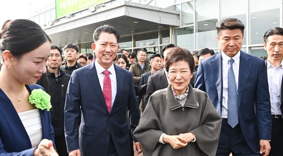 구미 시민들과 인사하는 박근혜