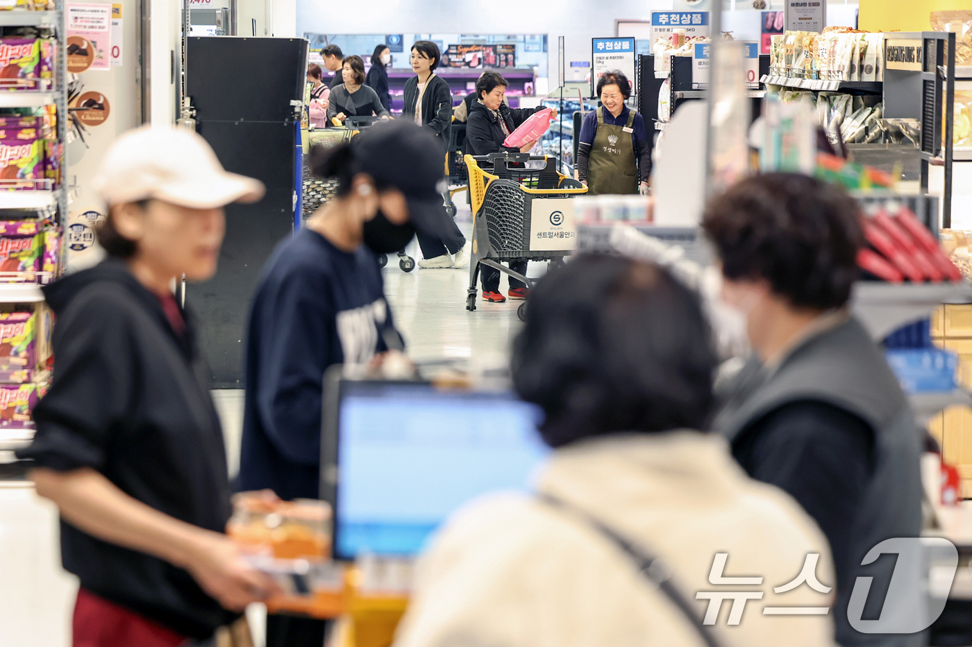 (서울=뉴스1) 민경석 기자 = 이마트가 본업경쟁력 강화 전략과 수익성 개선 노력에 힘입어 2021년 1분기 이후 3년여 만에 분기 최대 성과를 달성했다.이마트는 올해 상반기 흑자 …