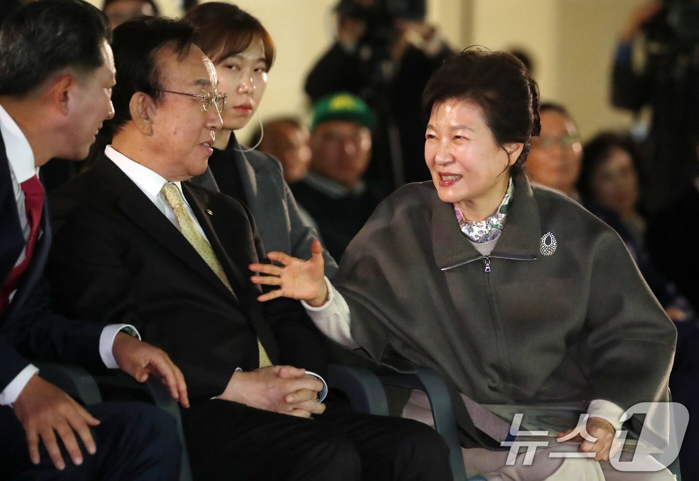 본문 이미지 - 박근혜 전 대통령이 14일 경북 구미코에서 열린 &#39;박정희 대통령 탄신 107돌 문화행사&#39;에 참석해 박정희 복원 영상 메시지를 관람한 뒤 김관용 민주평화통일자문회의 수석부의장&#40;전 경북도지사&#41;, 김장호 구미시장과 대화하고 있다. 2024.11.14/뉴스1 ⓒ News1 공정식 기자