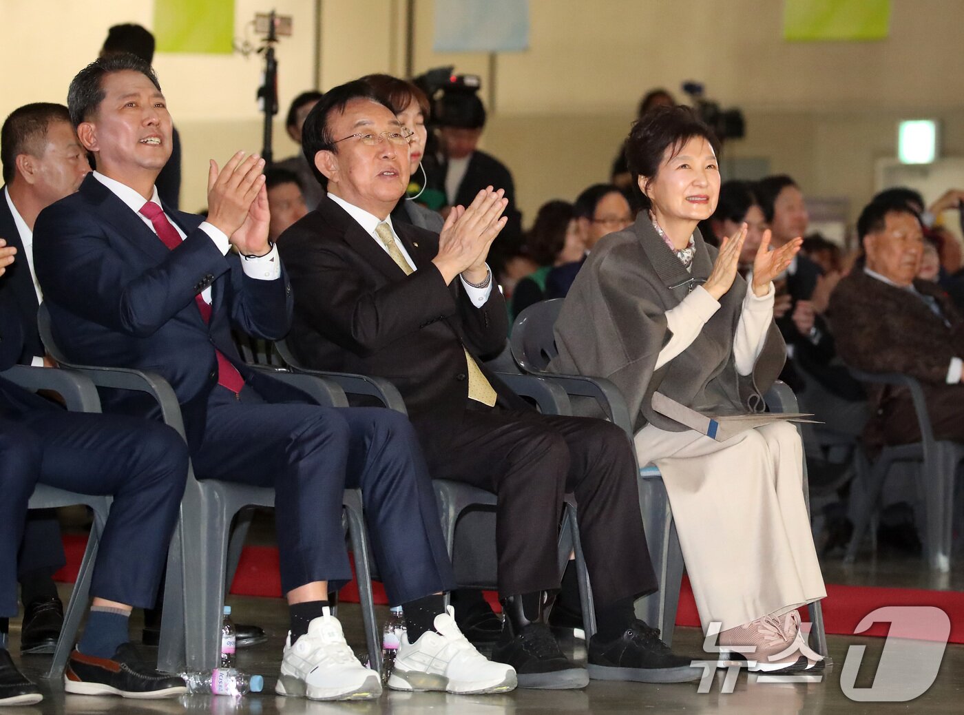 본문 이미지 - 박근혜 전 대통령이 14일 경북 구미코에서 열린 &#39;박정희 대통령 탄신 107돌 문화행사&#39;에 참석해 손뼉을 치고 있다. 2024.11.14/뉴스1 ⓒ News1 공정식 기자