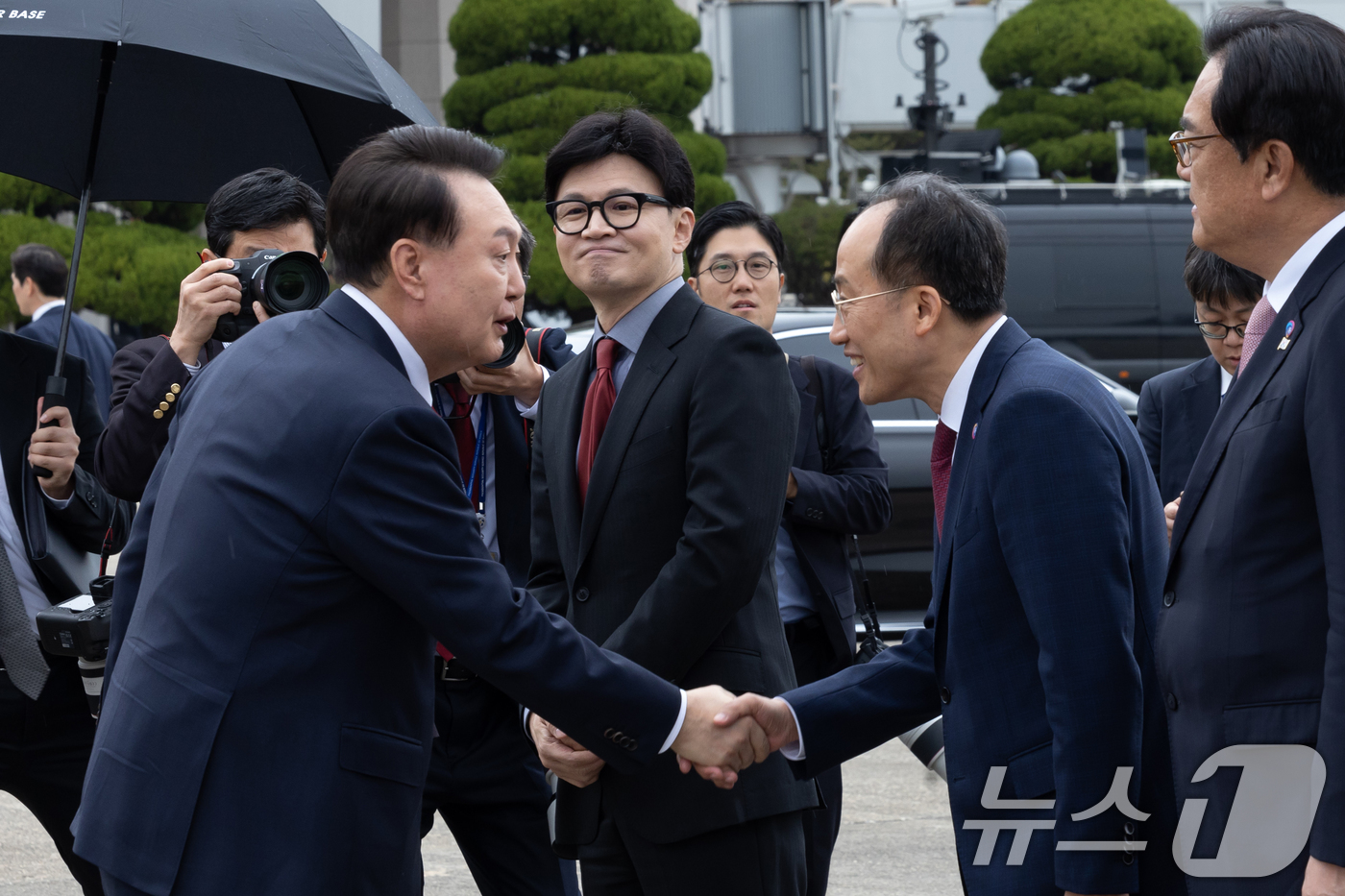 (서울=뉴스1) 송원영 기자 = 윤석열 대통령이 14일 성남 서울공항에서 아시아태평양경제협력체(APEC) 및 주요 20개국(G20) 정상회의 참석을 위해 출국하며 환송 나온 추경호 …