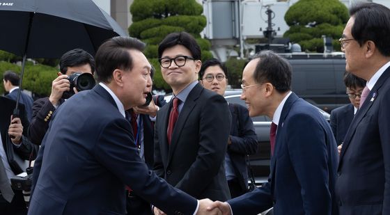 국민의힘 지도부와 인사 나누는 윤석열 대통령