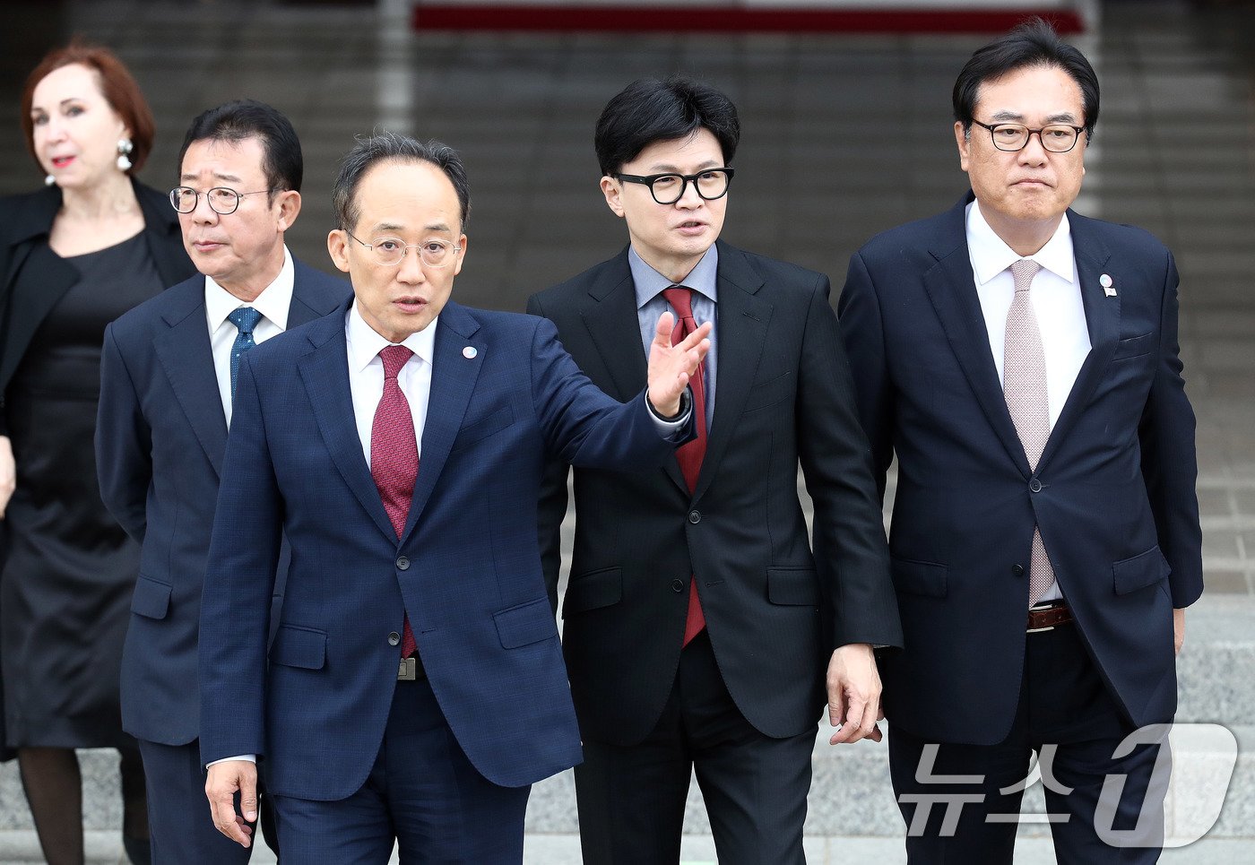 본문 이미지 - 정진석 대통령실 비서실장(오른쪽부터), 한동훈 국민의힘 대표, 추경호 국민의힘 원내대표, 홍철호 대통령실 정무수석이 14일 오전 페루와 브라질 순방을 나서는 윤석열 대통령을 환송하기 위해 경기도 성남시 서울공항에서 활주로로 나서며 대화를 나누고 있다. 2024.11.14/뉴스1 ⓒ News1 박세연 기자