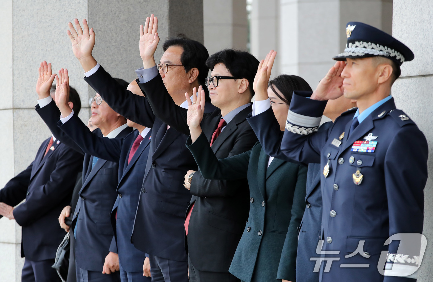 (성남=뉴스1) 박세연 기자 = 한동훈 국민의힘 대표와 정진석 대통령실 비서실장이 14일 오전 경기도 성남시 서울공항에서 페루와 브라질 순방을 나서는 윤석열 대통령을 태운 공군1호 …