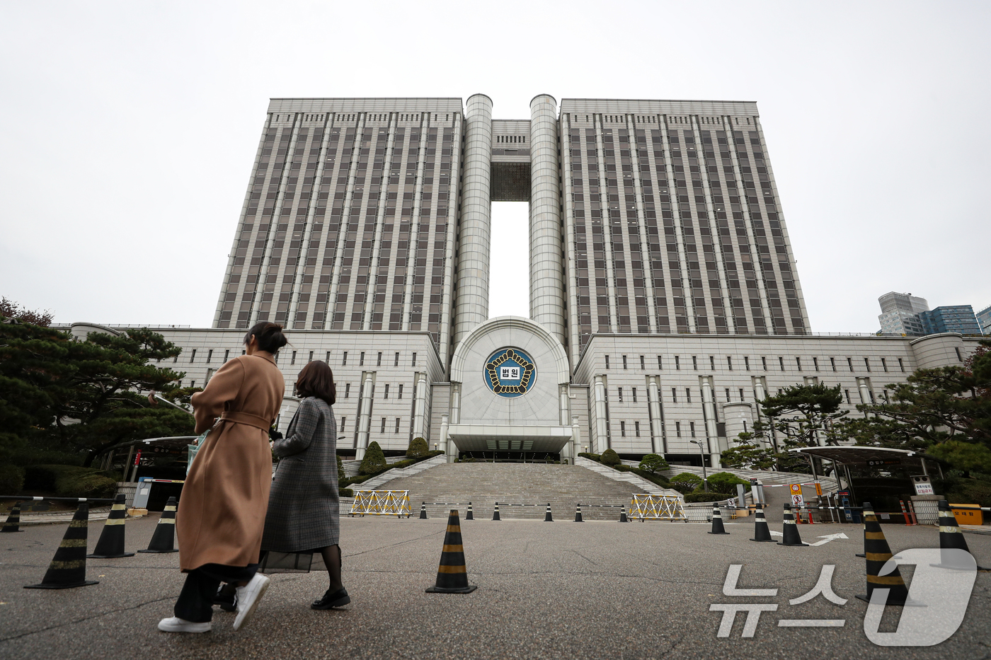 (서울=뉴스1) 이승배 기자 = 14일 서울 서초구 서울중앙지방법원 청사 앞으로 시민들이 지나고 있다.서울중앙지법 형사합의34부(부장판사 한성진)는 오는 15일 이재명 더불어민주당 …