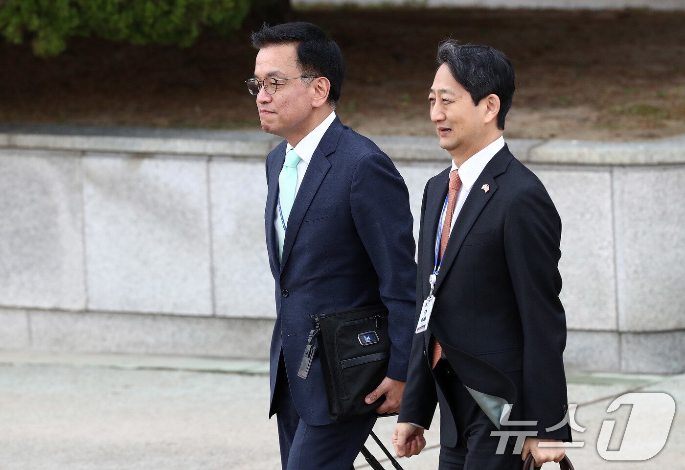 본문 이미지 - 최상목 경제부총리 겸 기획재정부 장관과 안덕근 산업통상자원부 장관. 2024.11.14/뉴스1 ⓒ News1 박세연 기자