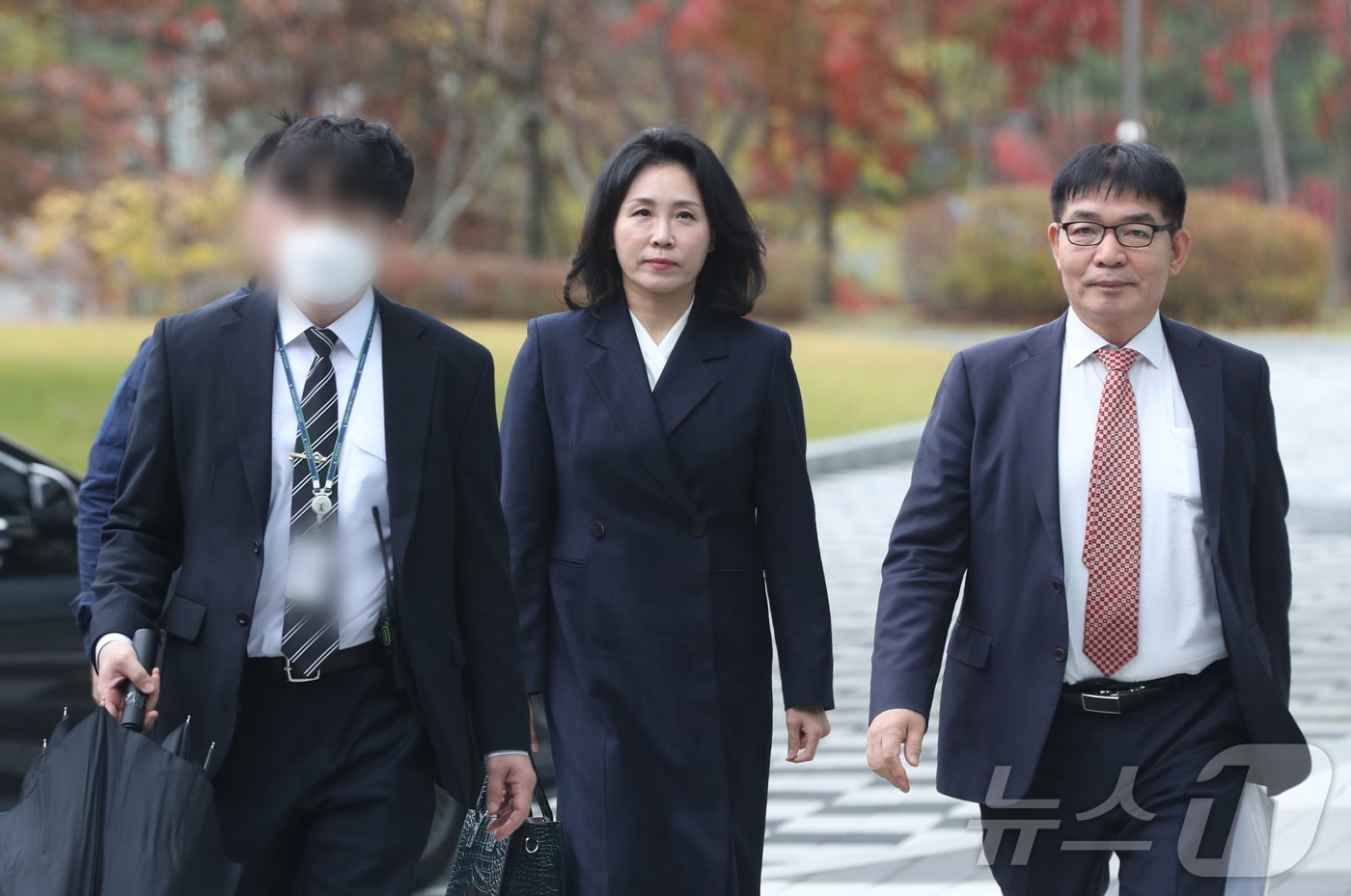 본문 이미지 - 공직선거법 위반 혐의로 불구속 기소된 더불어민주당 이재명 대표의 배우자 김혜경 씨가 14일 오후 경기 수원시 영통구 수원지방법원에서 열린 선고공판에 출석하고 있다. 2024.11.14/뉴스1 ⓒ News1 김영운 기자