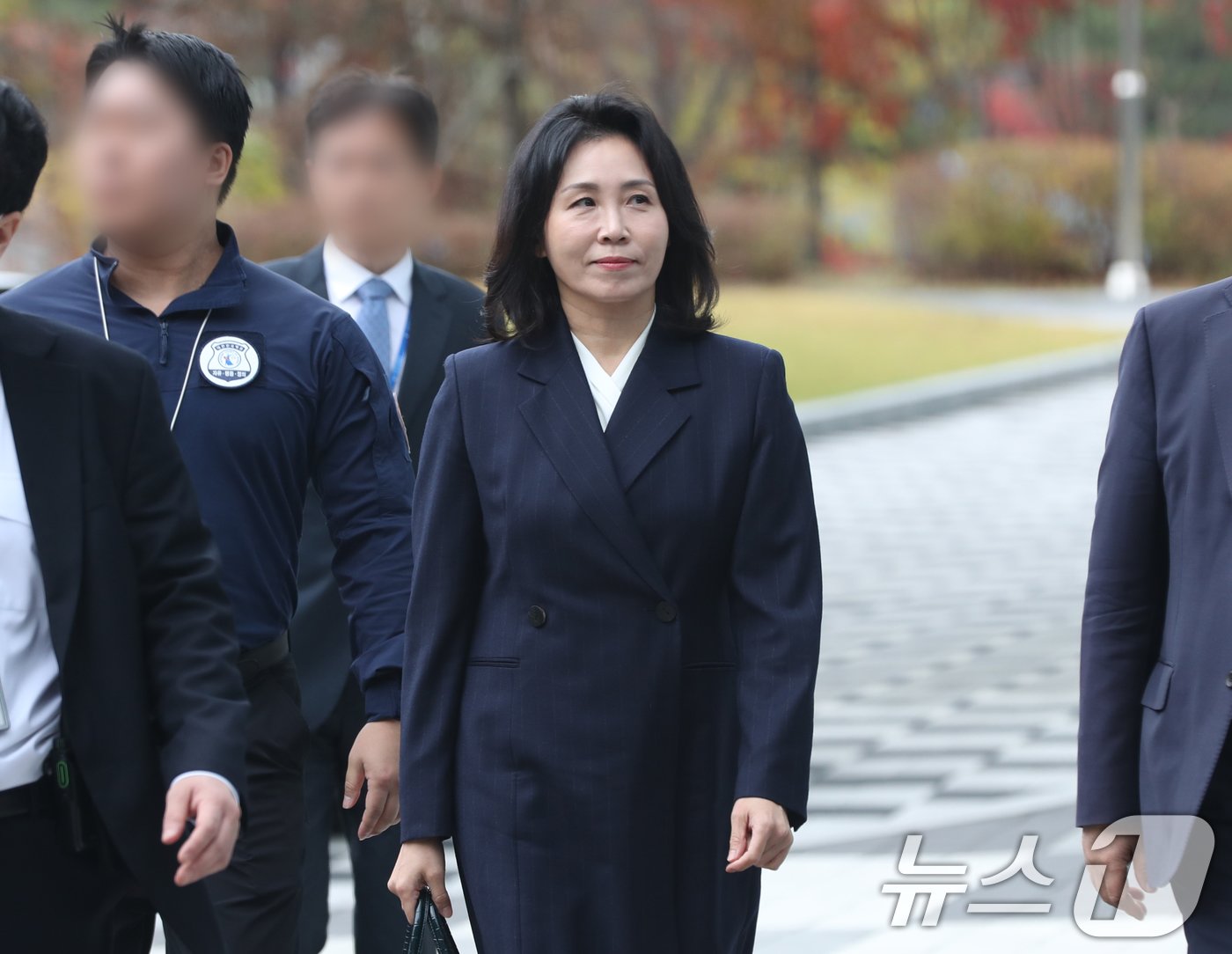 본문 이미지 - 공직선거법 위반 혐의로 불구속 기소된 더불어민주당 이재명 대표의 배우자 김혜경 씨가 14일 오후 경기 수원시 영통구 수원지방법원에서 열린 선고공판에 출석하고 있다. 2024.11.14/뉴스1 ⓒ News1 김영운 기자