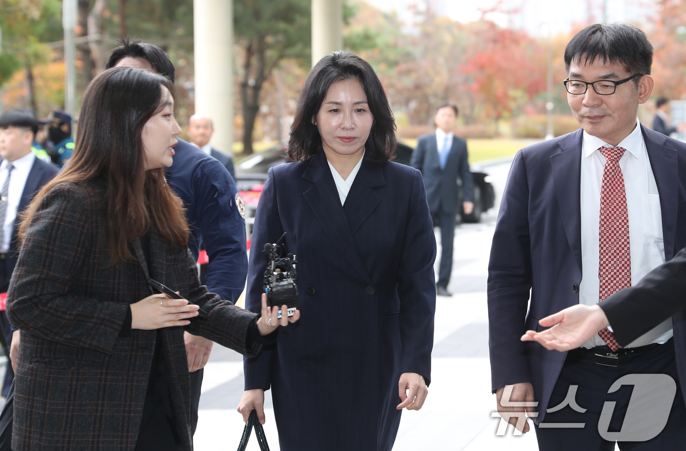 (수원=뉴스1) 김영운 기자 = 공직선거법 위반 혐의로 불구속 기소된 더불어민주당 이재명 대표의 배우자 김혜경 씨가 14일 오후 경기 수원시 영통구 수원지방법원에서 열린 선고공판에 …