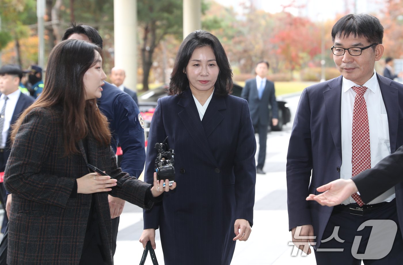 공직선거법 위반 혐의로 불구속 기소된 더불어민주당 이재명 대표의 배우자 김혜경 씨가 14일 오후 경기 수원시 영통구 수원지방법원에서 열린 선고공판에 출석하고 있다. 2024.11.14/뉴스1 ⓒ News1 김영운 기자