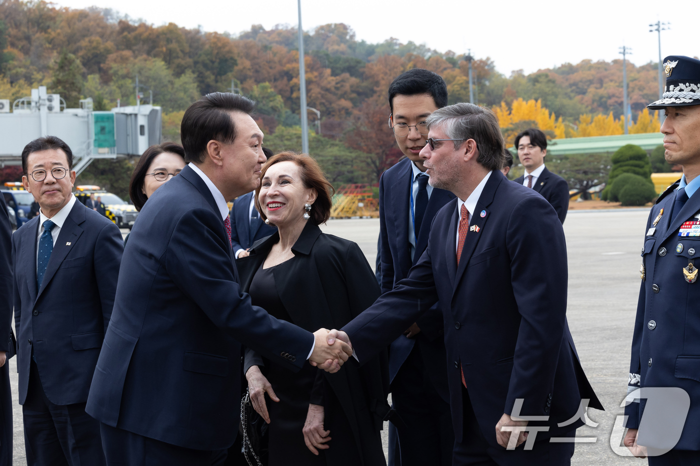 (서울=뉴스1) 송원영 기자 = 윤석열 대통령이 14일 성남 서울공항에서 아시아태평양경제협력체(APEC) 및 주요 20개국(G20) 정상회의 참석을 위해 출국하며 환송 나온 파울 …