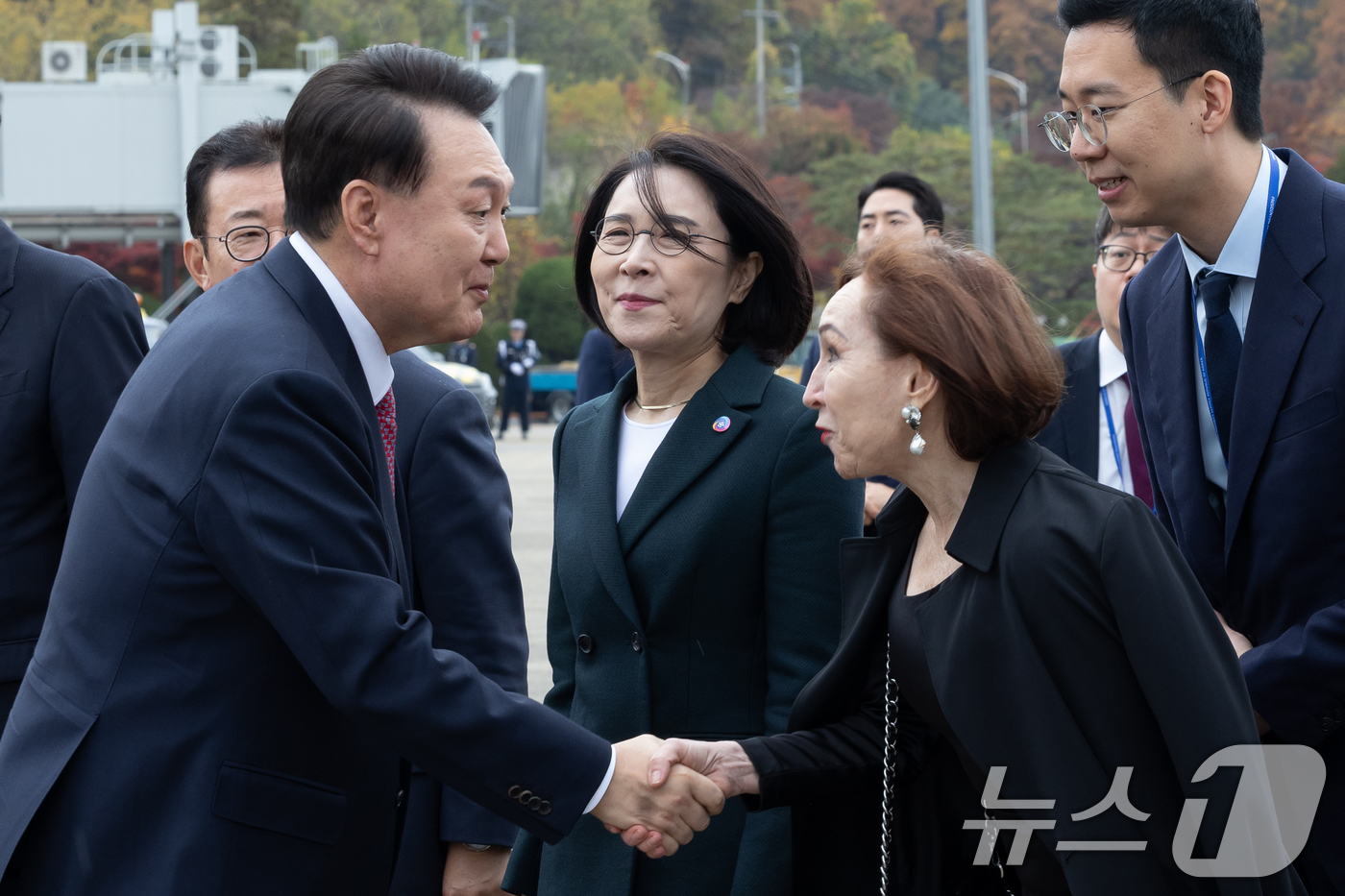 (서울=뉴스1) 송원영 기자 = 윤석열 대통령이 14일 성남 서울공항에서 아시아태평양경제협력체(APEC) 및 주요 20개국(G20) 정상회의 참석을 위해 출국하며 환송 나온 마르시 …