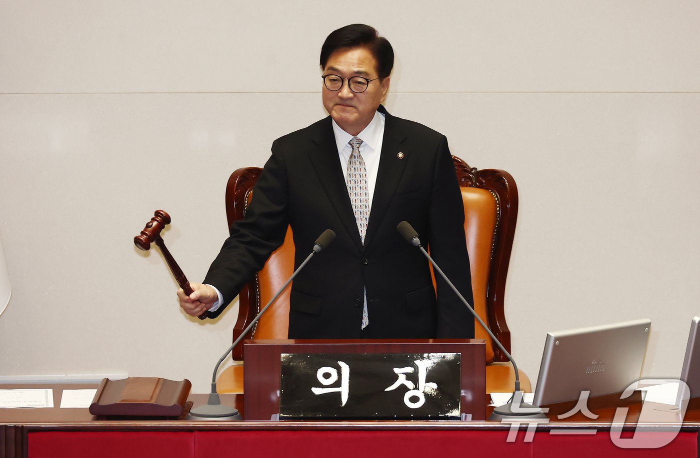 본문 이미지 - 우원식 국회의장이 14일 오후 서울 여의도 국회에서 열린 제418회국회(정기회) 제12차 본회의에서 개의를 알리며 의사봉을 두드리고 있다. 2024.11.14/뉴스1 ⓒ News1 김민지 기자