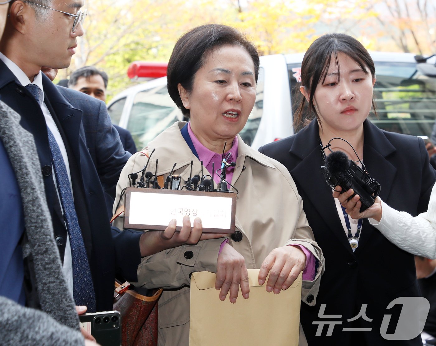 본문 이미지 - 윤석열 대통령 부부 공천 개입 의혹의 핵심 인물인 김영선 전 국민의힘 의원이 14일 오후 공천을 대가로 정치자금을 주고받은 혐의(정치자금법 위반)로 경남 창원시 성산구 창원지방법원에서 열린 구속 전 피의자 심문(영장실질심사)에 출석하고 있다. 2024.11.14/뉴스1 ⓒ News1 윤일지 기자