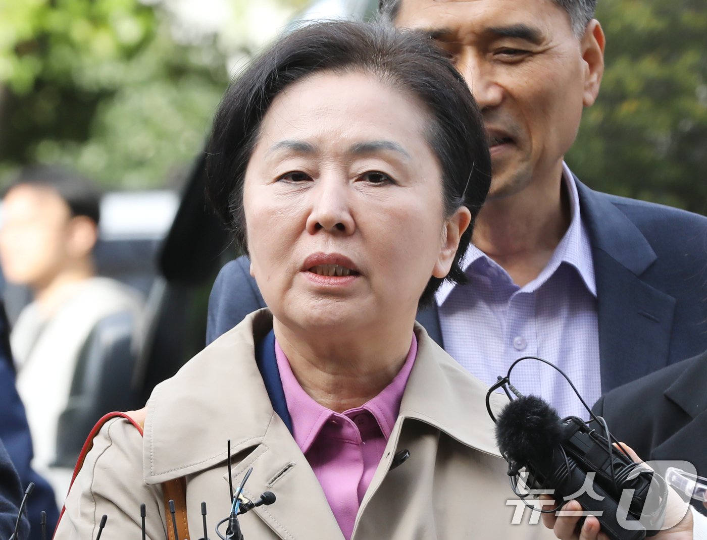 본문 이미지 - 윤석열 대통령 부부 공천 개입 의혹의 핵심 인물인 김영선 전 국민의힘 의원이 14일 오후 공천을 대가로 정치자금을 주고받은 혐의(정치자금법 위반)로 경남 창원시 성산구 창원지방법원에서 열린 구속 전 피의자 심문(영장실질심사)에 출석하고 있다. 2024.11.14/뉴스1 ⓒ News1 윤일지 기자