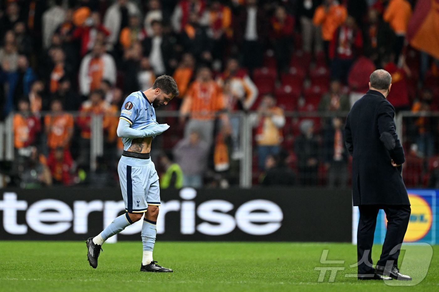 본문 이미지 - 토트넘의 미드필더 로드리고 벤탄쿠르. ⓒ AFP=뉴스1