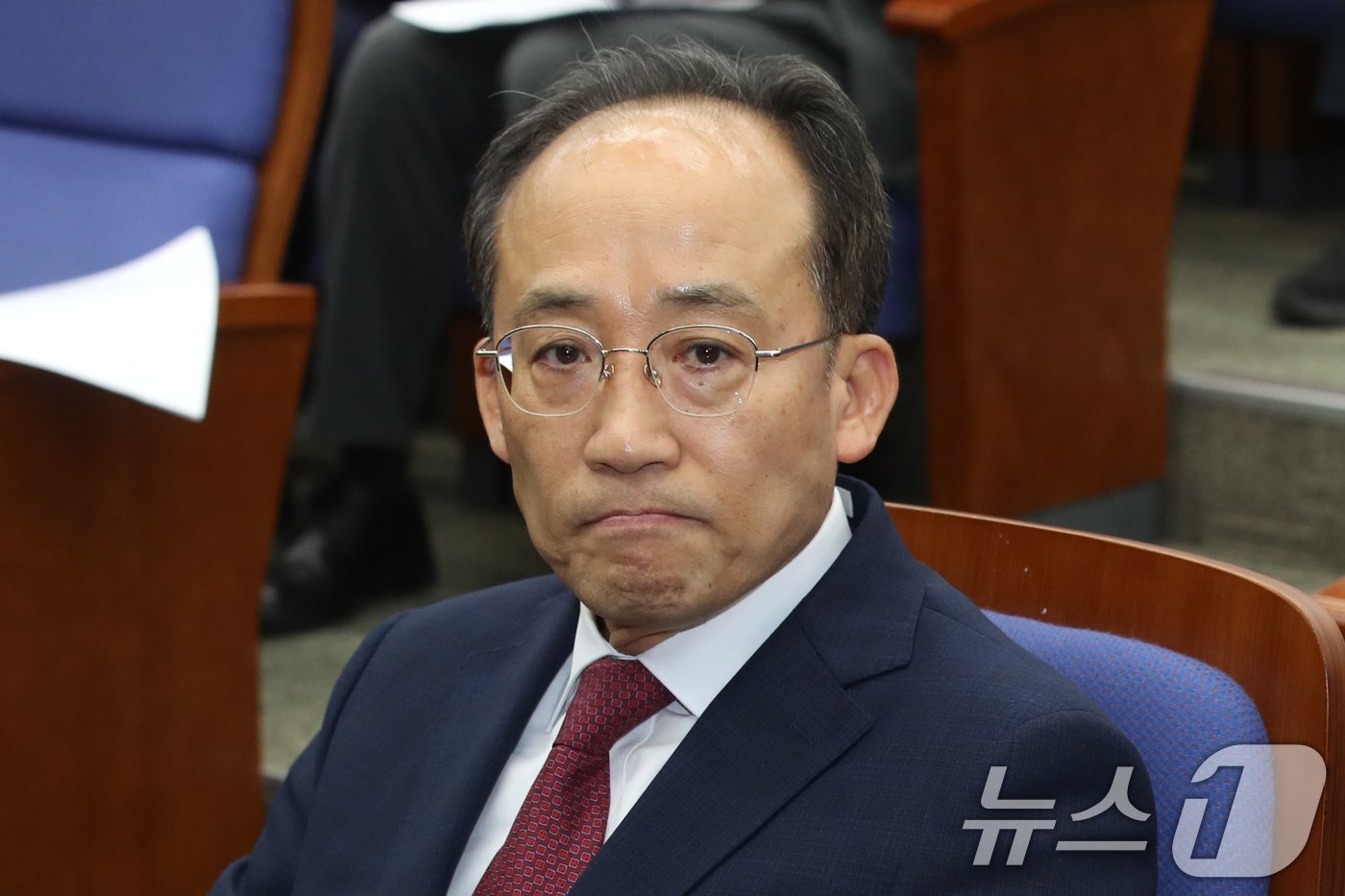 본문 이미지 - 추경호 국민의힘 원내대표가 14일 오후 서울 여의도 국회에서 본회의를 앞두고 열린 의원총회에 참석해 굳은표정을 짓고 있다. 2024.11.14/뉴스1 ⓒ News1 이광호 기자