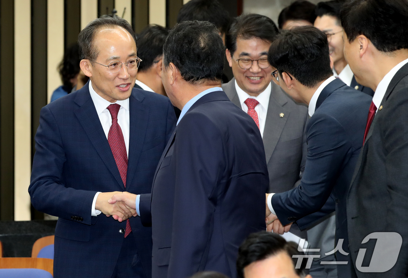 (서울=뉴스1) 이광호 기자 = 추경호 국민의힘 원내대표와 배준영 원내수석부대표가 14일 오후 서울 여의도 국회에서 열린 의원총회에서 의원들과 인사나누고 있다. 2024.11.14 …