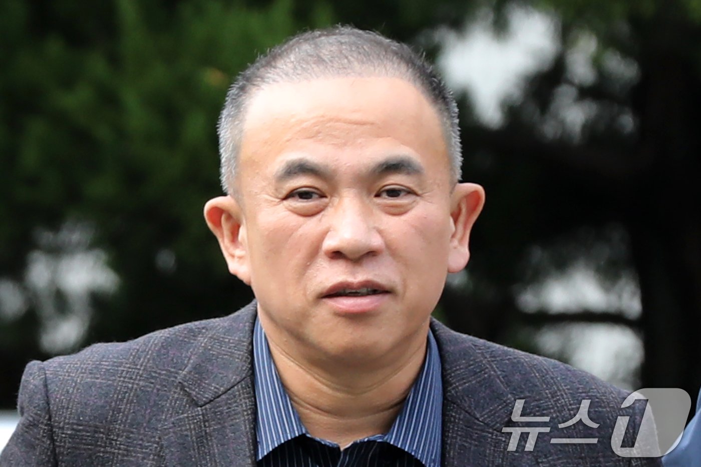 본문 이미지 - 윤석열 대통령 부부 공천 개입 의혹의 핵심 인물인 명태균 씨가 14일 오후 공천을 대가로 정치자금을 주고받은 혐의(정치자금법 위반)로 경남 창원시 성산구 창원지방법원에서 열린 구속 전 피의자 심문(영장실질심사)에 출석하고 있다. 2024.11.14/뉴스1 ⓒ News1 윤일지 기자