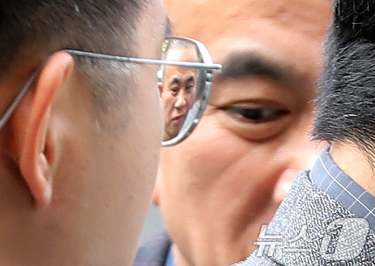 본문 이미지 - 윤석열 대통령 부부 공천 개입 의혹의 핵심 인물인 명태균 씨가 14일 오후 공천을 대가로 정치자금을 주고받은 혐의(정치자금법 위반)로 경남 창원시 성산구 창원지방법원에서 열린 구속 전 피의자 심문(영장실질심사)에 출석하고 있다. 2024.11.14/뉴스1 ⓒ News1 윤일지 기자