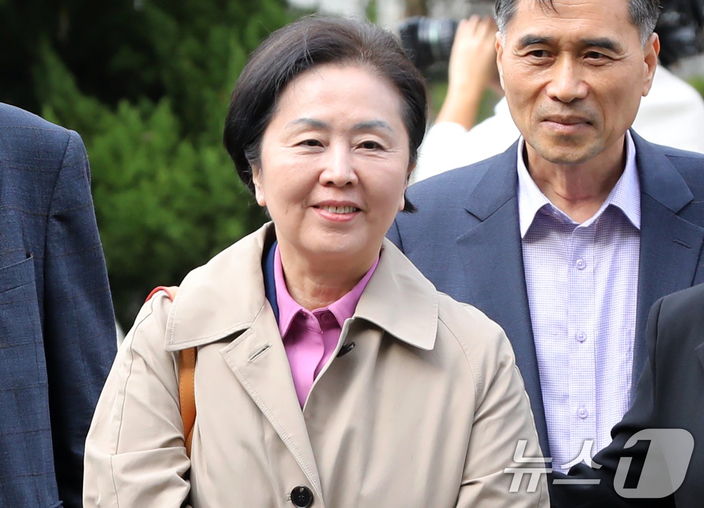 본문 이미지 - 윤석열 대통령 부부 공천 개입 의혹의 핵심 인물인 김영선 전 국민의힘 의원이 14일 오후 공천을 대가로 정치자금을 주고받은 혐의(정치자금법 위반)로 경남 창원시 성산구 창원지방법원에서 열린 구속 전 피의자 심문(영장실질심사)에 출석하고 있다. 2024.11.14/뉴스1 ⓒ News1 윤일지 기자