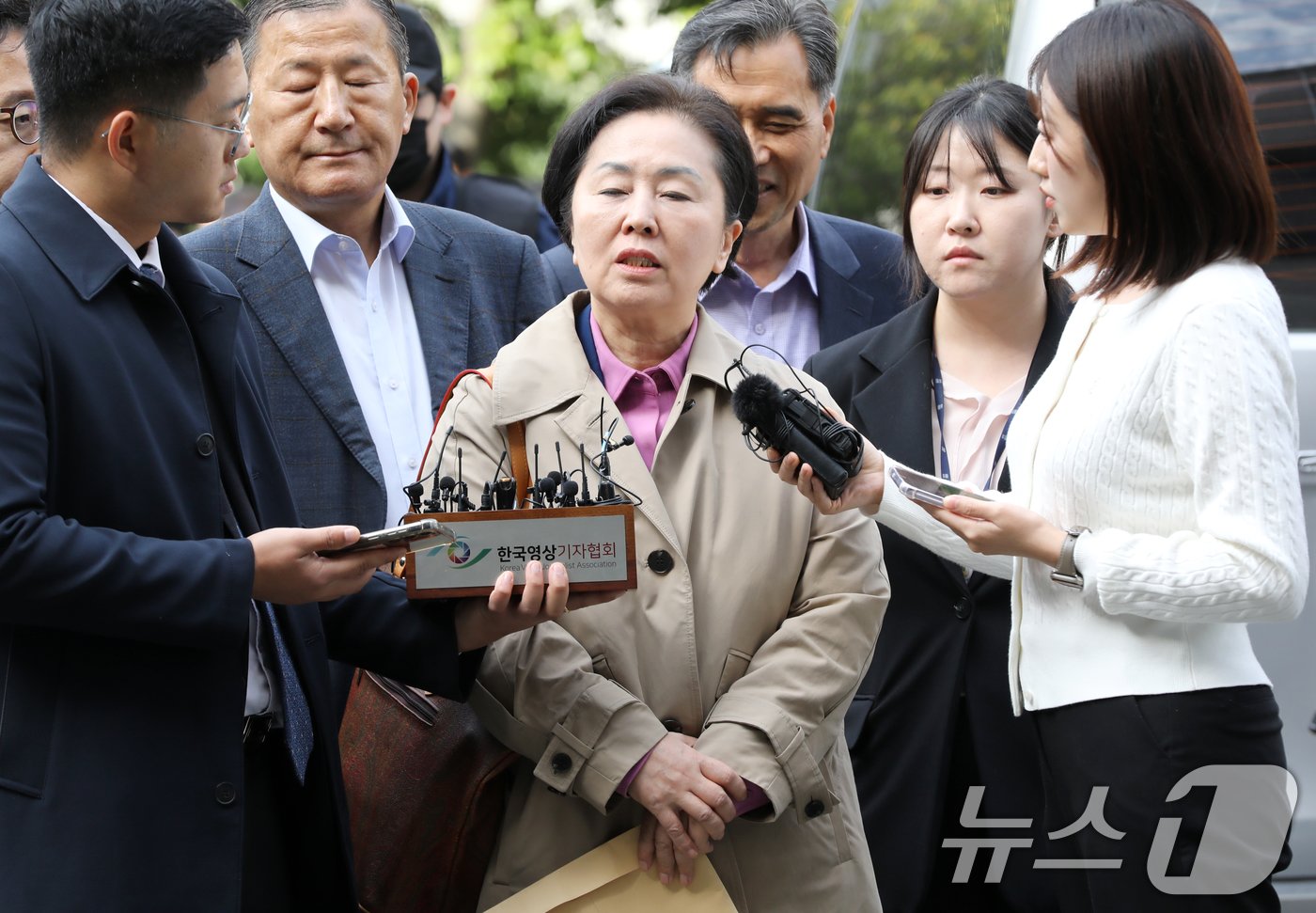 윤석열 대통령 부부 공천 개입 의혹의 핵심 인물인 김영선 전 국민의힘 의원이 14일 오후 공천을 대가로 정치자금을 주고받은 혐의&#40;정치자금법 위반&#41;로 경남 창원시 성산구 창원지방법원에서 열린 구속 전 피의자 심문&#40;영장실질심사&#41;에 출석하고 있다. 2024.11.14/뉴스1 ⓒ News1 윤일지 기자