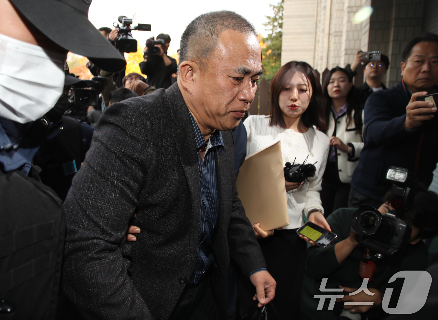 (창원=뉴스1) 윤일지 기자 = 윤석열 대통령 부부 공천 개입 의혹의 핵심 인물인 명태균 씨가 14일 오후 공천을 대가로 정치자금을 주고받은 혐의(정치자금법 위반)로 경남 창원시 …