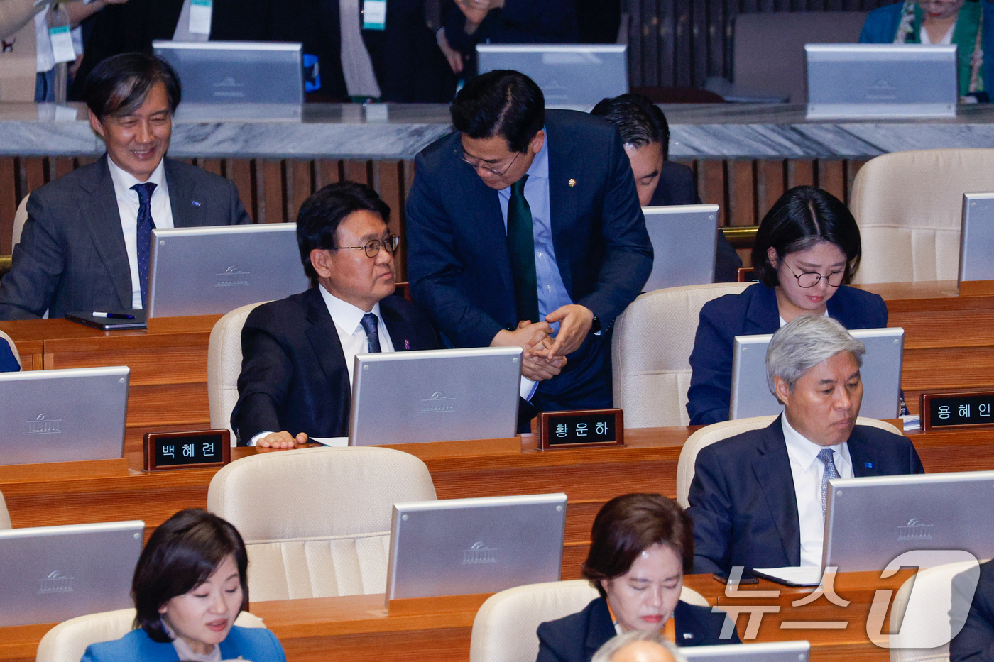 (서울=뉴스1) 안은나 기자 = 박찬대 더불어민주당 원내대표가 14일 오후 서울 여의도 국회에서 열린 제418회국회(정기회) 제12차 본회의에서 황운하 조국혁신당 원내대표 손을 잡 …