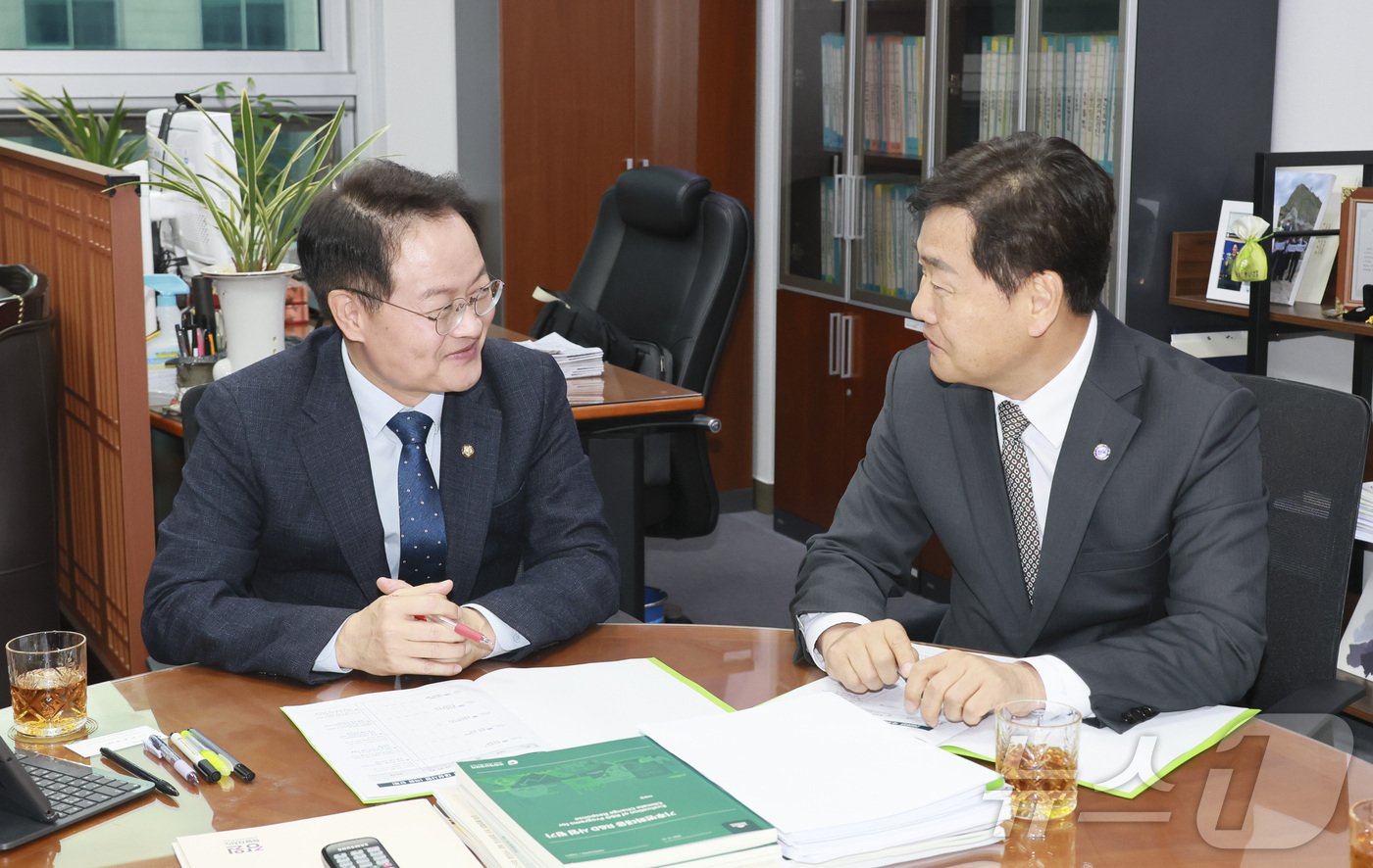 14일 국회를 방문한 김관영 전북자치도지사&#40;오른쪽&#41;가 허영 더불어민주당 예결위 간사를 만나 전북지역 내년도 국가예산 확보를 위한 협조를 요청하고 있다.&#40;전북자치도 제공&#41;/뉴스1