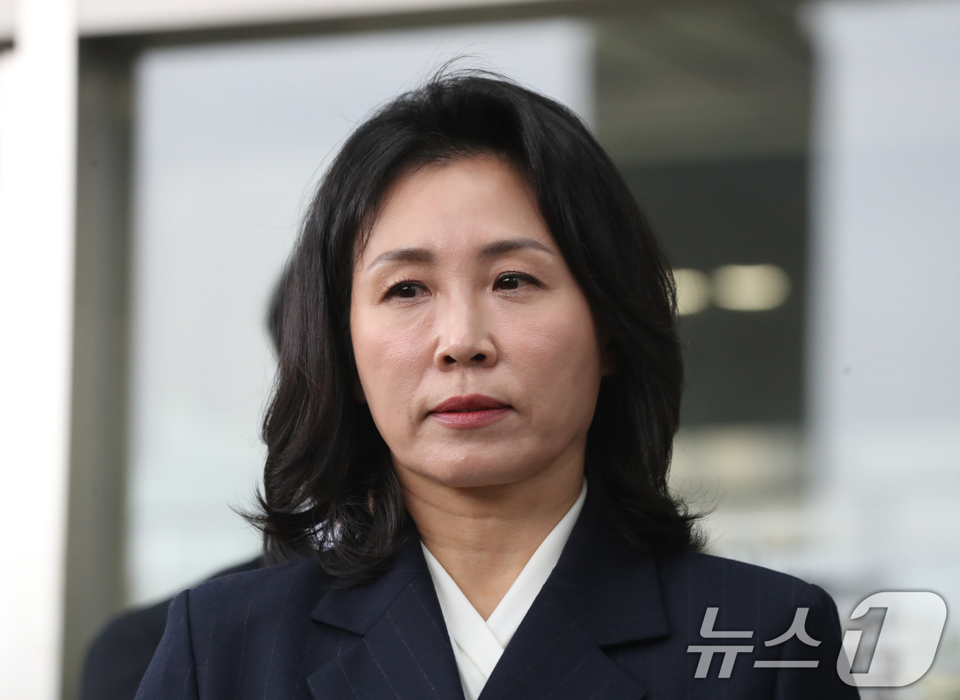 (수원=뉴스1) 김영운 기자 = 공직선거법 위반 혐의로 불구속 기소된 더불어민주당 이재명 대표의 배우자 김혜경 씨가 14일 오후 경기 수원시 영통구 수원지방법원에서 열린 선고공판을 …