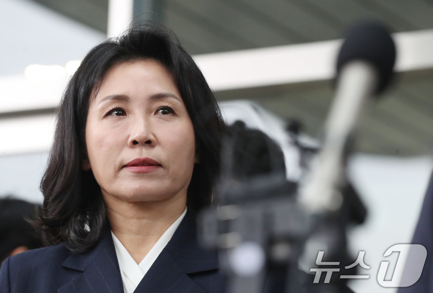 본문 이미지 - 공직선거법 위반 혐의로 불구속 기소된 더불어민주당 이재명 대표의 배우자 김혜경 씨가 14일 오후 경기 수원시 영통구 수원지방법원에서 열린 선고공판을 마치고 나와 취재진의 질문을 듣고 있다. 2024.11.14/뉴스1 ⓒ News1 김영운 기자