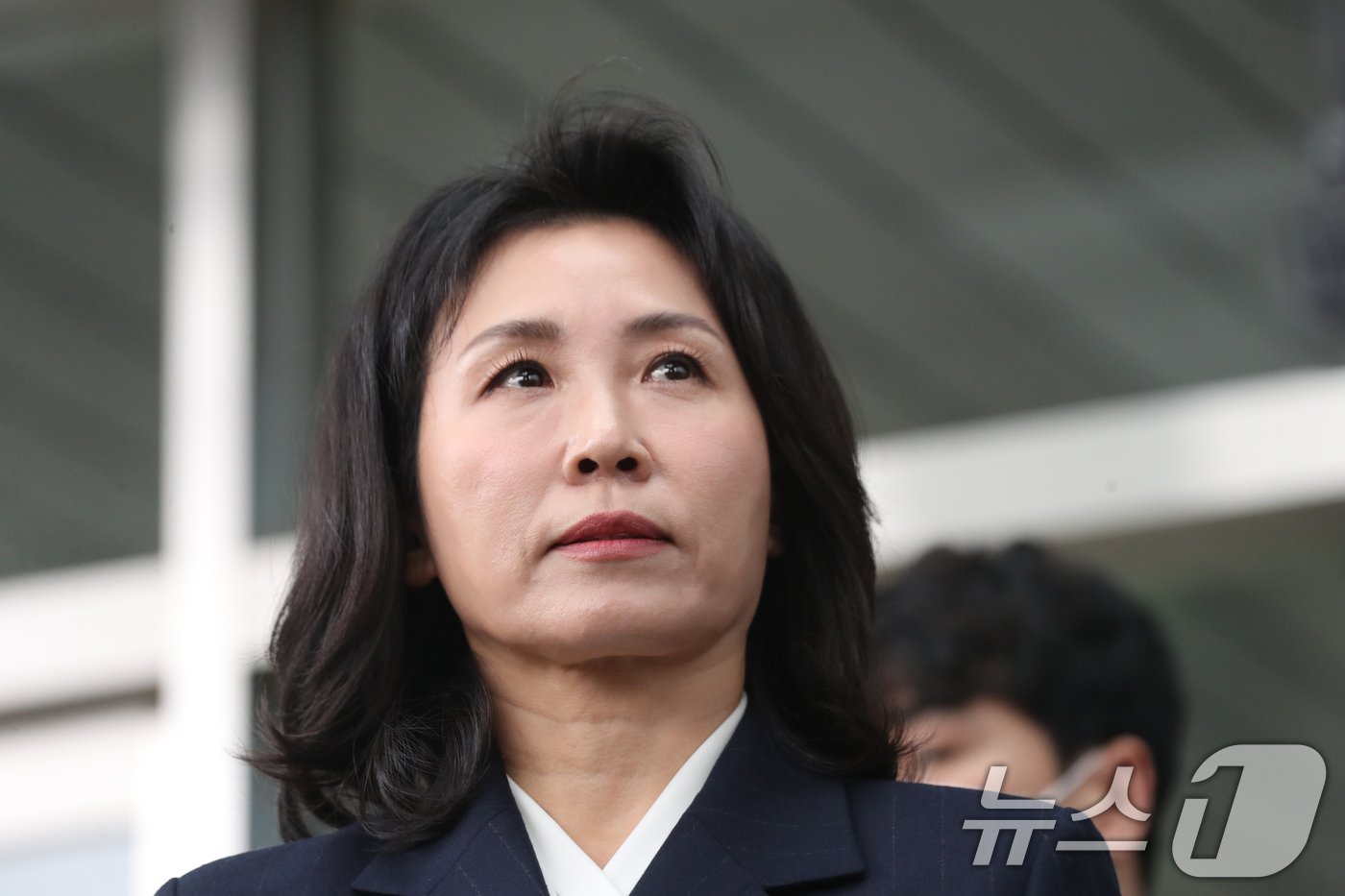 본문 이미지 - 공직선거법 위반 혐의로 불구속 기소된 더불어민주당 이재명 대표의 배우자 김혜경 씨가 14일 오후 경기 수원시 영통구 수원지방법원에서 열린 선고공판을 마치고 나와 변호사의 답변을 기다리고 있다. 2024.11.14/뉴스1 ⓒ News1 김영운 기자